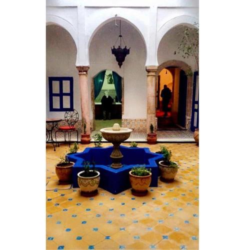 a courtyard with a fountain in the middle of a building at Riad Safi médina in Safi