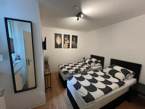ブレーメンにあるFerienwohnung am Knoops Parkのベッド2台と鏡のある寝室