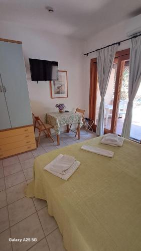Μια τηλεόραση ή/και κέντρο ψυχαγωγίας στο Hotel Porto Puddu - Il Nido dei Gabbiani