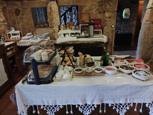 un tavolo con sopra del cibo di Casa do Mudo a Cervo