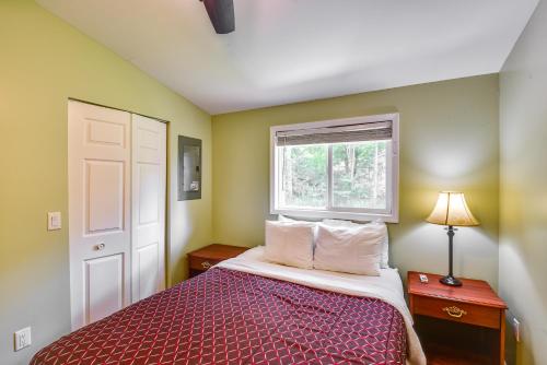 Katil atau katil-katil dalam bilik di 2 Mi to Warren Dunes Sawyer Apartment with Deck!