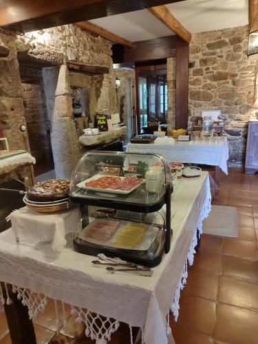 una linea a buffet con molti tipi diversi di cibo di Casa do Mudo a Cervo