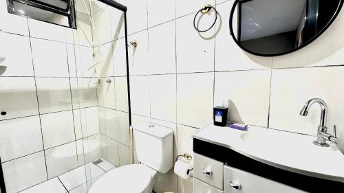 Koupelna v ubytování Kitnet no coração de Olaria