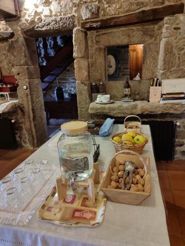 un tavolo con un barattolo di cibo e un cesto di frutta di Casa do Mudo a Cervo