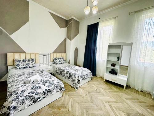 Postel nebo postele na pokoji v ubytování Old House Korolistavi