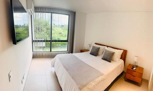 Un dormitorio con una cama grande y una ventana grande. en Apartasuite 206, en Armenia