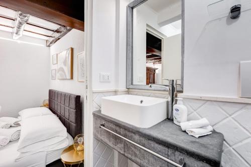 Trastevere Piazza Trilussa Royal Orchid apartment