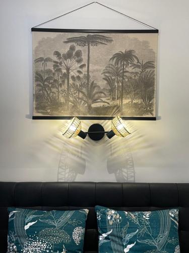 un salon avec un canapé et un tableau au mur dans l'établissement Chez Jean-Yves et Zoé - LA BOHÈME - Au calme, Très propre, Proche parkings, à Niort