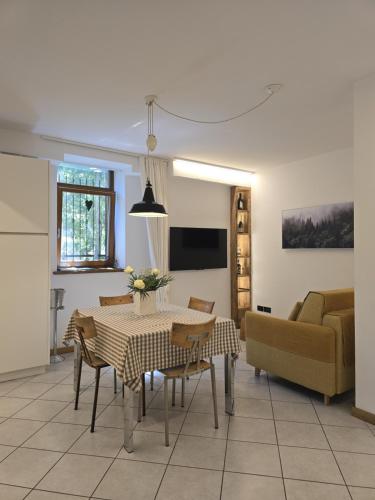 Μια τηλεόραση ή/και κέντρο ψυχαγωγίας στο Dolomiten Lounge - moderno con parcheggio privato