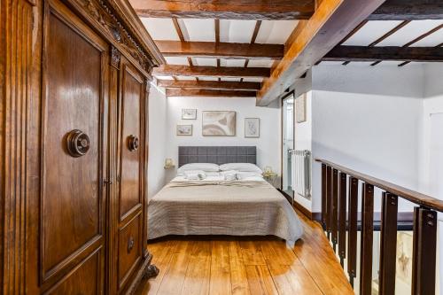 Trastevere Piazza Trilussa Royal Orchid apartment