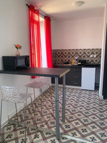 eine Küche mit einem Tisch und 2 Stühlen in der Unterkunft dream room in Saint-Amand-Montrond