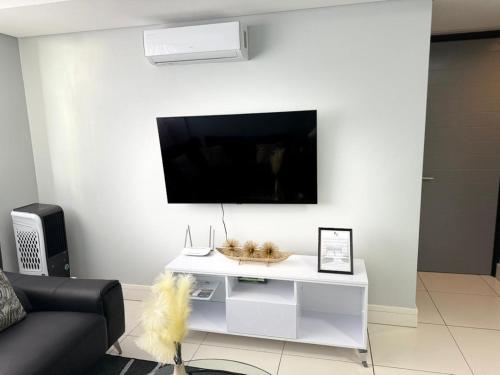 Μια τηλεόραση ή/και κέντρο ψυχαγωγίας στο F&J City Accommodation cc at 77 Independence