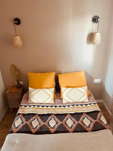 une chambre avec un lit avec deux oreillers dans l'établissement Studio EASY CHECK-IN 8 mins Disneyland 35 mins Paris FREE Starbucks coffee parking wifi, à Bussy-Saint-Georges