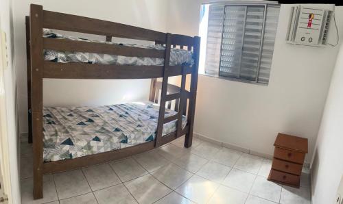 a bedroom with two bunk beds in a room at Casa com Ar condicionado a 50m da praia de Riviera in Bertioga