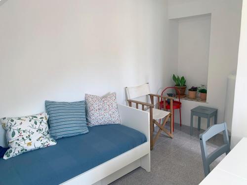 アトウギア・ダ・バレイアにあるCasa da Travessa by Madrabicaのソファ(枕付)、テーブルが備わります。