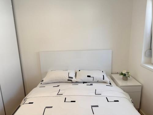 Postel nebo postele na pokoji v ubytování Tina Apartman Sokobanja