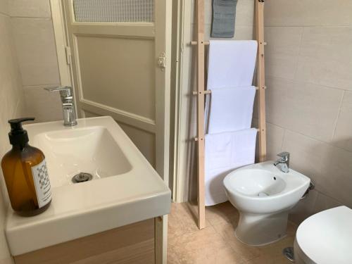 アトウギア・ダ・バレイアにあるCasa da Travessa by Madrabicaの洗面台とトイレ付きのバスルーム