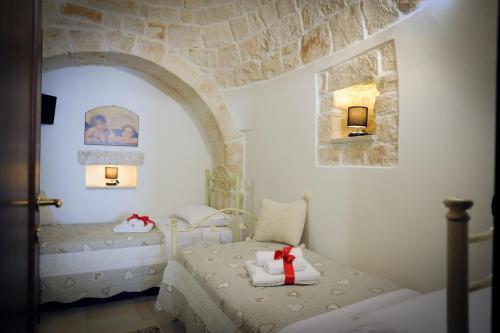 um quarto com uma cama e uma parede de pedra em Trullo Di Tagaro em Locorotondo