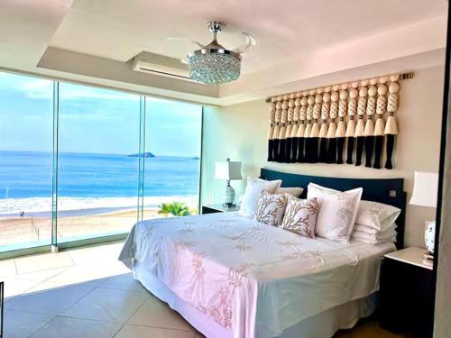 Ένα ή περισσότερα κρεβάτια σε δωμάτιο στο Bay View Grand Marina 4C