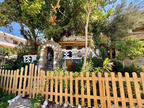 Κήπος έξω από το Mustafaraj Apartments Ksamil