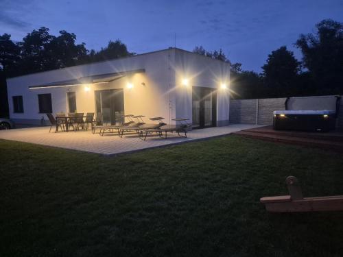 un edificio con un patio con tavoli e panche di notte di Ubytování v Beskydech - Frýdlant nad Ostravicí a Frýdek-Místek