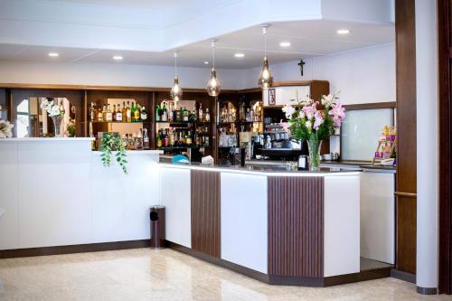 a bar at a hotel with flowers on the counter at Hotel Vallisdea in Sala Consilina