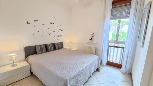 a bedroom with a bed with birds on the wall at BookingPeschiera bei Gardaland in Peschiera del Garda
