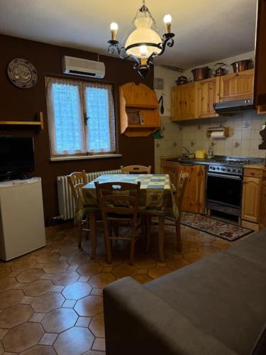 Kuchyň nebo kuchyňský kout v ubytování Rustico Monolocale ai piedi della montagna