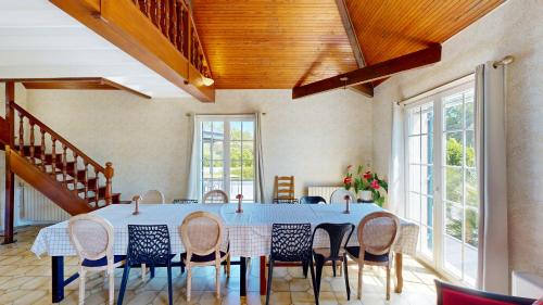 une salle à manger avec une table et des chaises bleues dans l'établissement Splendide Villa et Studio Climatisés-Grande Piscine-Vaste Parc, à Saint-Sauveur