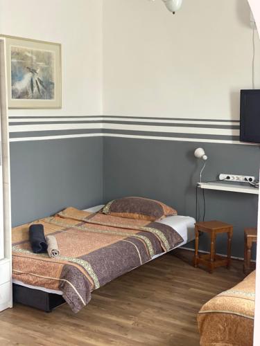Rúm í herbergi á Feniks apartman