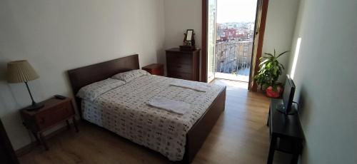 Postel nebo postele na pokoji v ubytování Stanza luminosa e panoramica