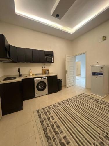 Kuchyň nebo kuchyňský kout v ubytování شقة في القبلتين