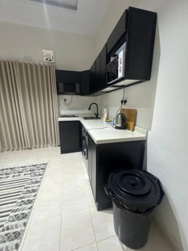 Kuchyň nebo kuchyňský kout v ubytování شقة في القبلتين