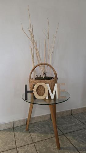 a glass table with a basket on top of it at Haut de Villa T3, convivial à la campagne in Saint-Joseph