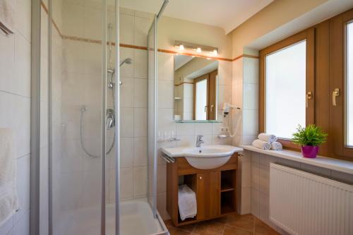 Kylpyhuone majoituspaikassa Appartements Rieser - im Herzen von Mayrhofen - sonniger Balkon - 3 Schlafzimmer