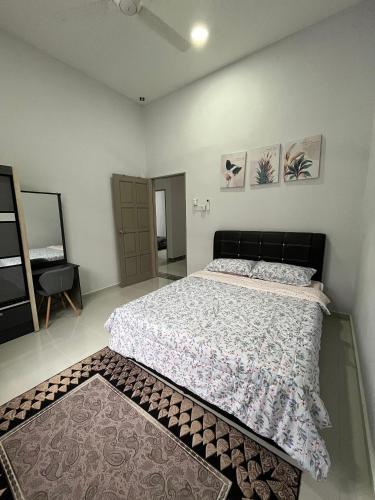 a bedroom with a large bed in a room at Senjaloka Homestay SWIMMING POOL in Bachok