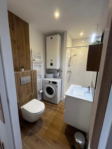 ein Badezimmer mit Toilette, Waschbecken und Waschmaschine in der Unterkunft La Bulle Marine in La Grande-Motte