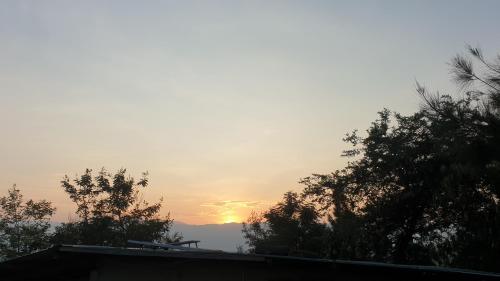 Alba o tramonto visti dall'interno del lodge o dai dintorni