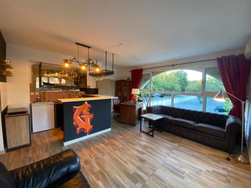 a living room with a couch and a bar at Studio à Port Grimaud in Grimaud