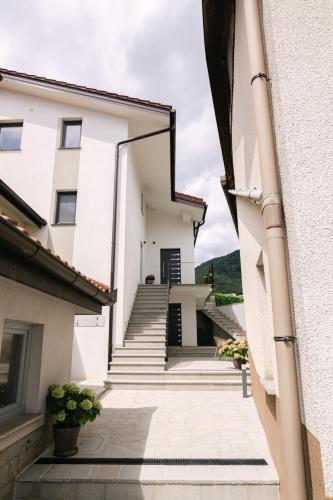 vistas a una casa blanca con escaleras en Sobe DELUX, en Tolmin