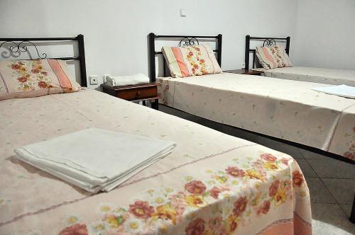 two beds in a room with at Studios Kostas & Despina in Lidia