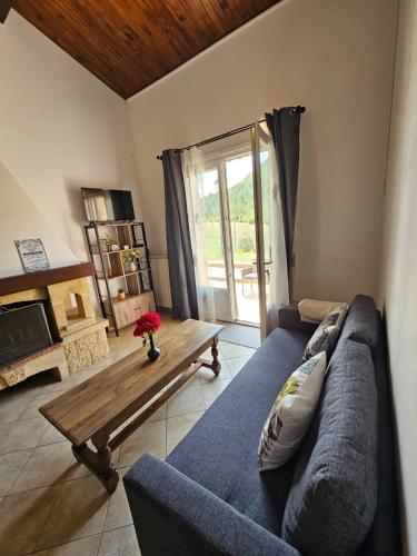 a living room with a blue couch and a wooden table at Casa De Férias in Volvent