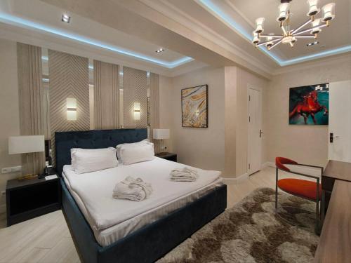 Postel nebo postele na pokoji v ubytování Zarafshan Grand Hotel city