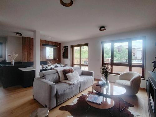 un salon avec un canapé et une table dans l'établissement Homency - Résidence L'Expression B31, à L'Alpe-d'Huez