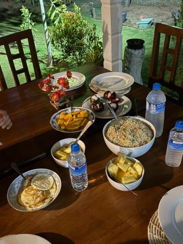 ゲストハウスの敷地内または近くでの食事または食べ物