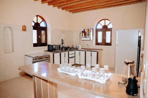 Kuchyň nebo kuchyňský kout v ubytování فيلا أمواج تونس