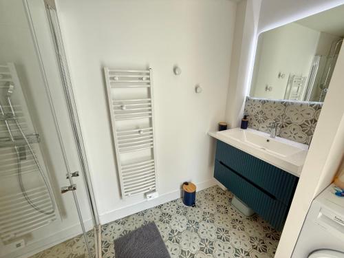 une salle de bain avec un lavabo et une douche dans l'établissement Maison Les Sables d'Olonne - Quartier Gare, à Les Sables-dʼOlonne
