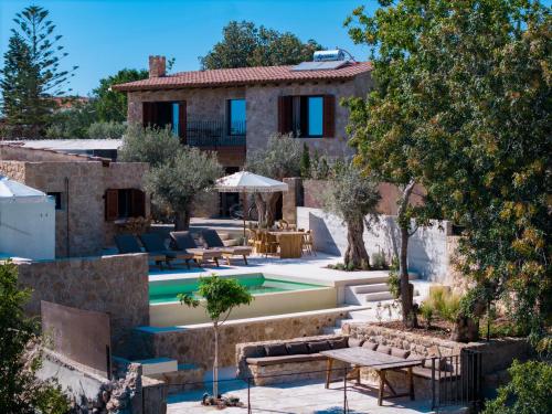 una villa con piscina y una casa en Mikro 1940, en Mesoyi