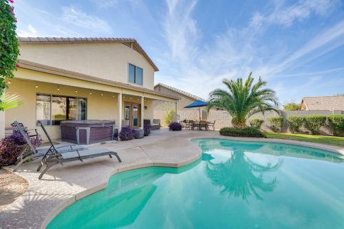 Kolam renang di atau dekat dengan Pool and Hot Tub Spacious Phoenix-Area Escape