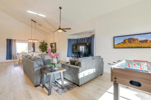 Televisyen dan/atau pusat hiburan di Pool and Hot Tub Spacious Phoenix-Area Escape